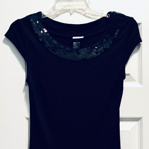 Sequin Trim-Neckline Capsleeve Shiry - Picture 3 of 8